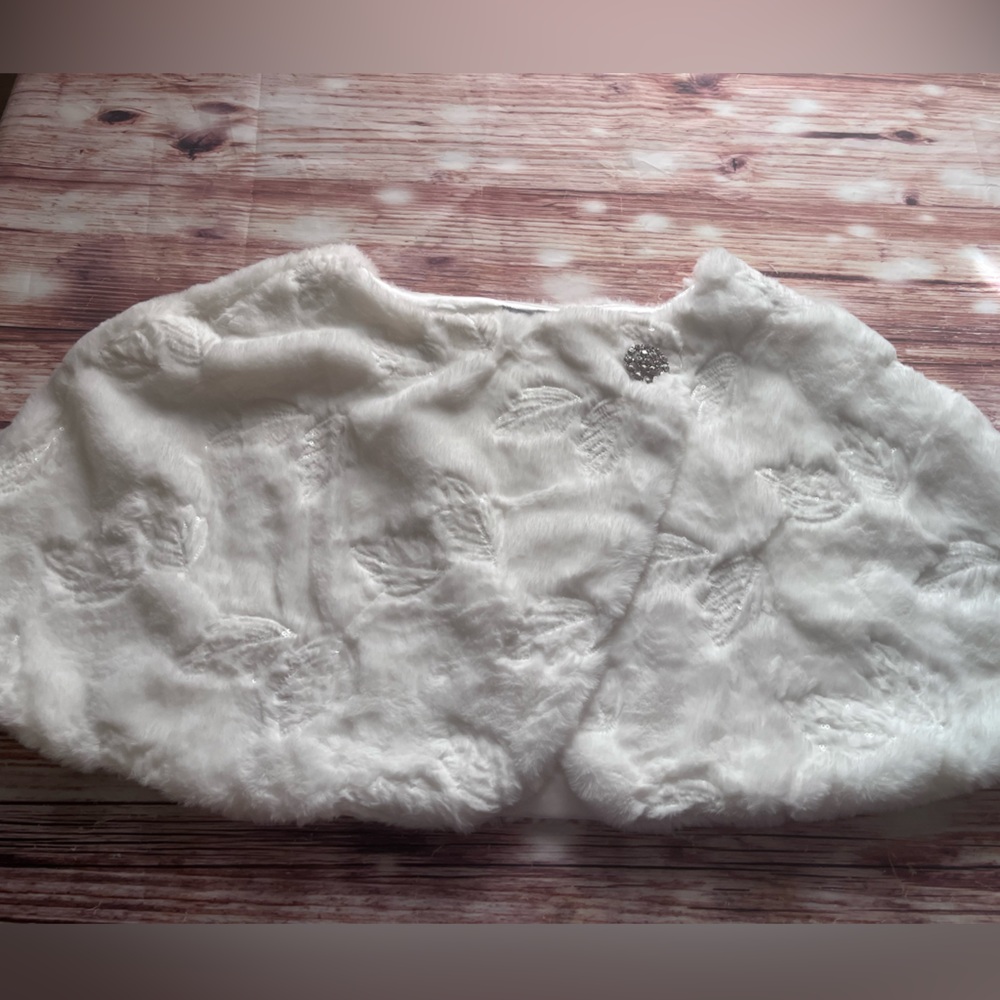 Nina Leonard Luxurious White Faux Fur Capelet/Wrap 1X